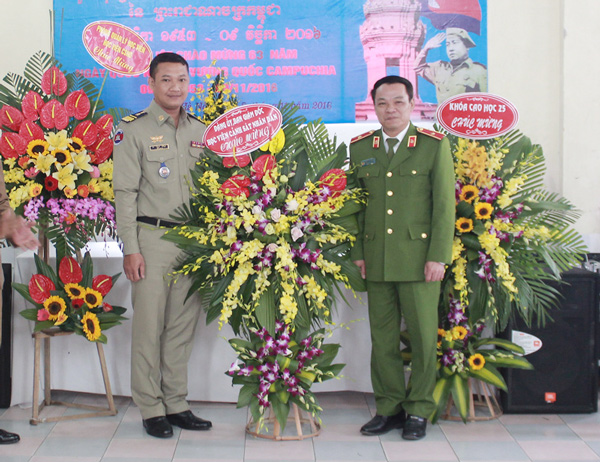 On behalf of the Party Committee, the Directorate of PPA, Major General, Assoc.Prof.Dr Dang Xuan Khang, Vice President of the PPA presented flowers to congratulate the Cambodian students.